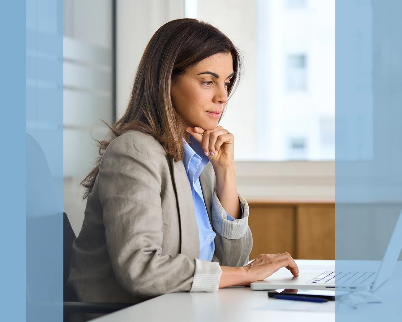 Supportprofessional bekijkt beeldscherm achter bureau