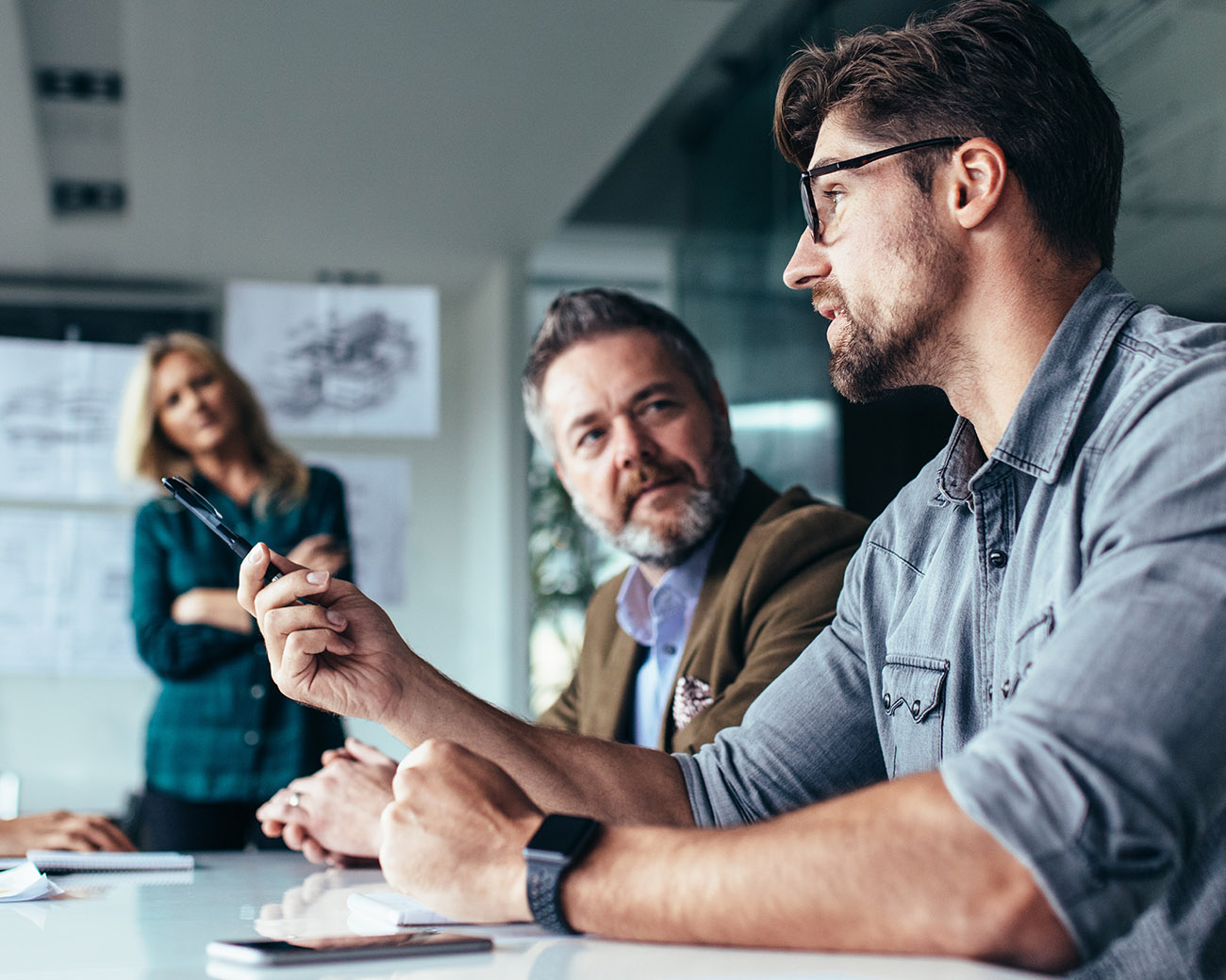 Collega's in vergaderruimte