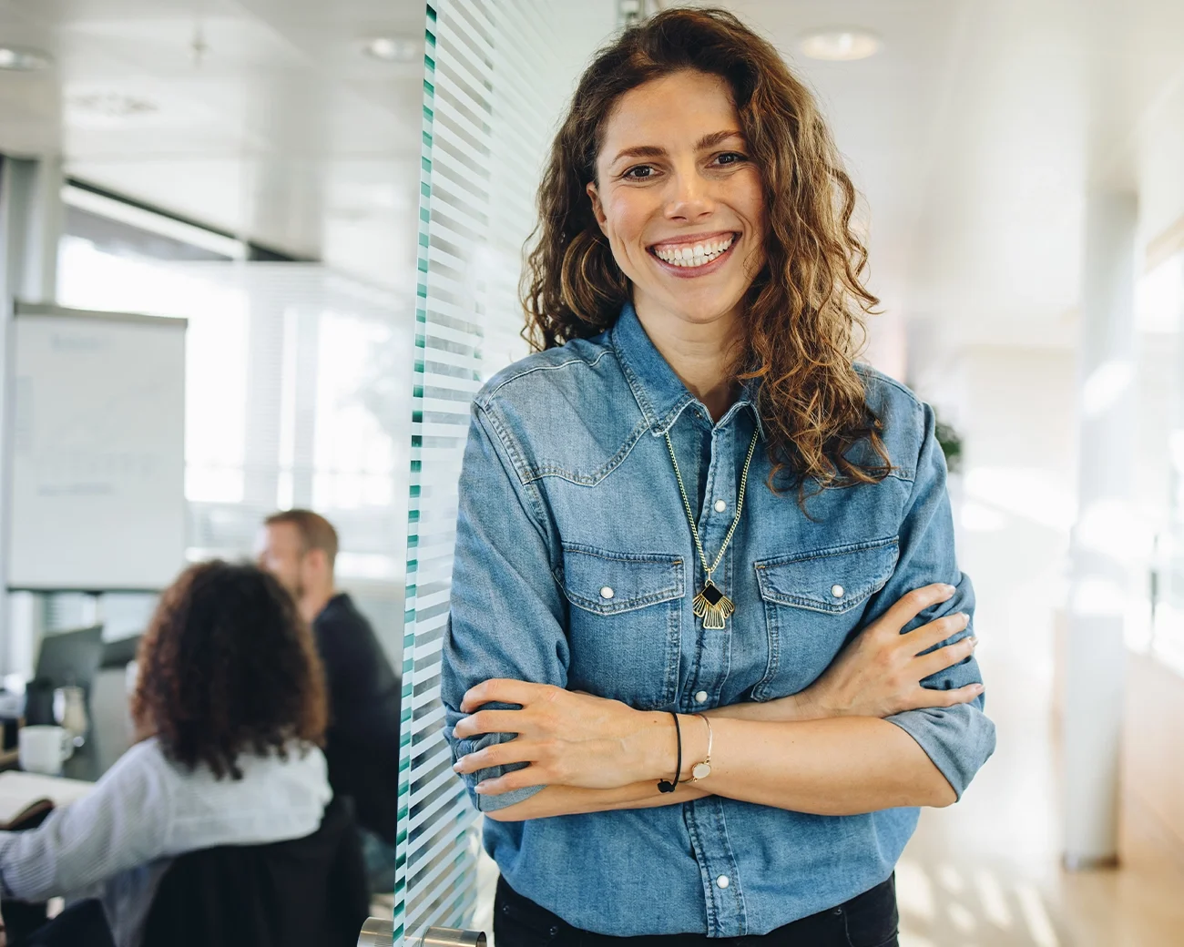 Werknemer met hoofdpijn vanwege te veel taken