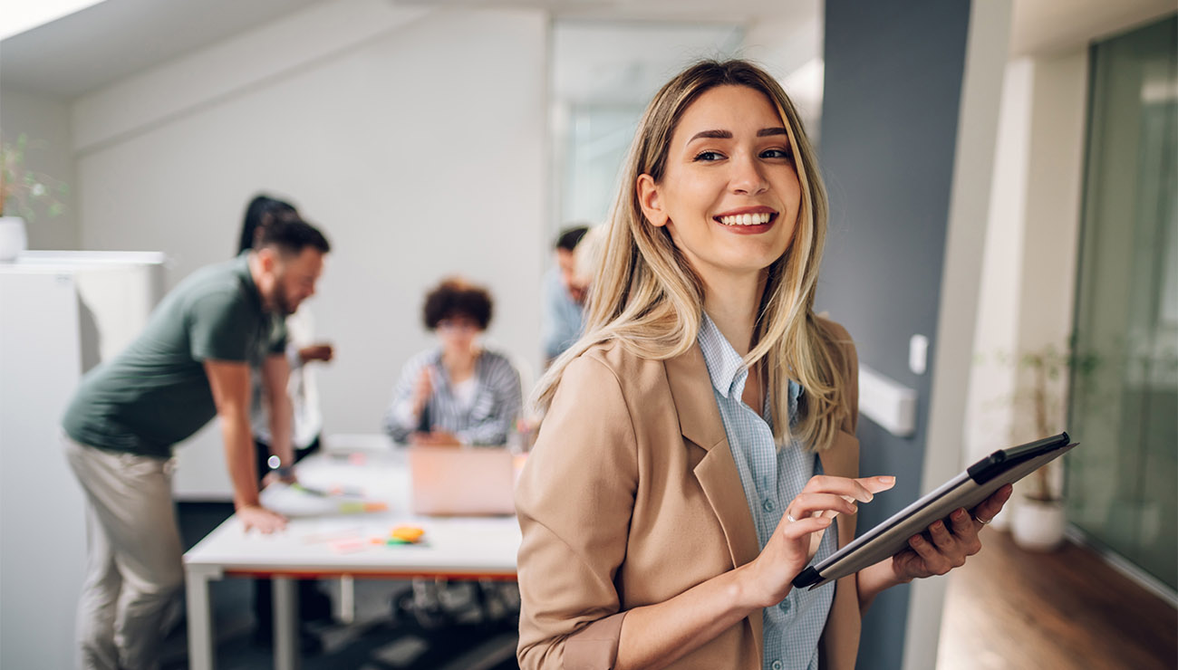 Een vrolijke management assistent