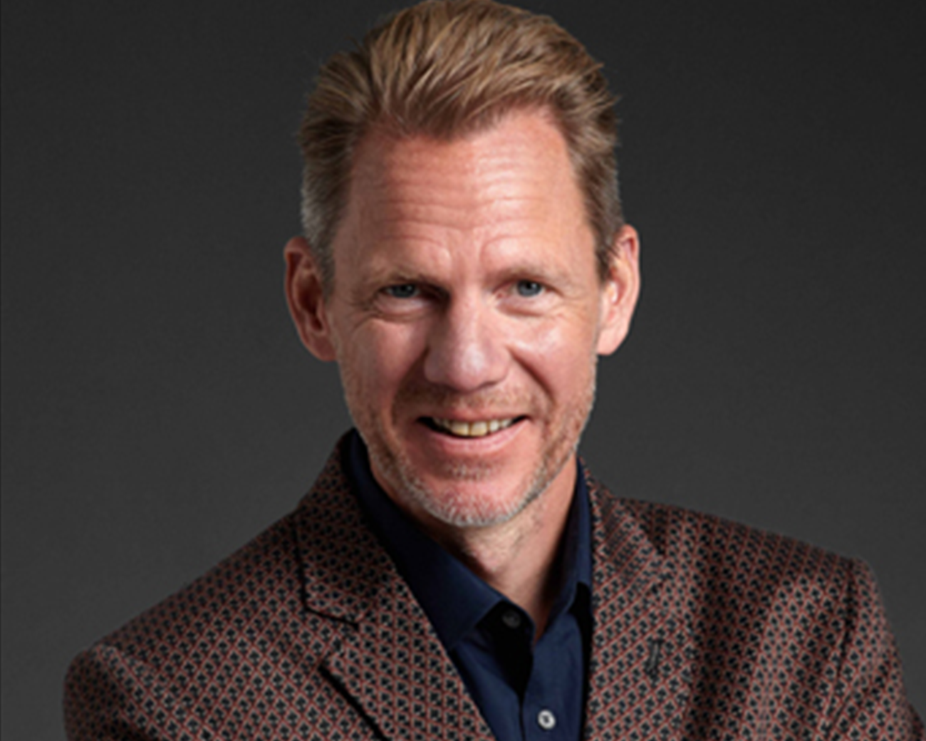 portretfoto van man in pak