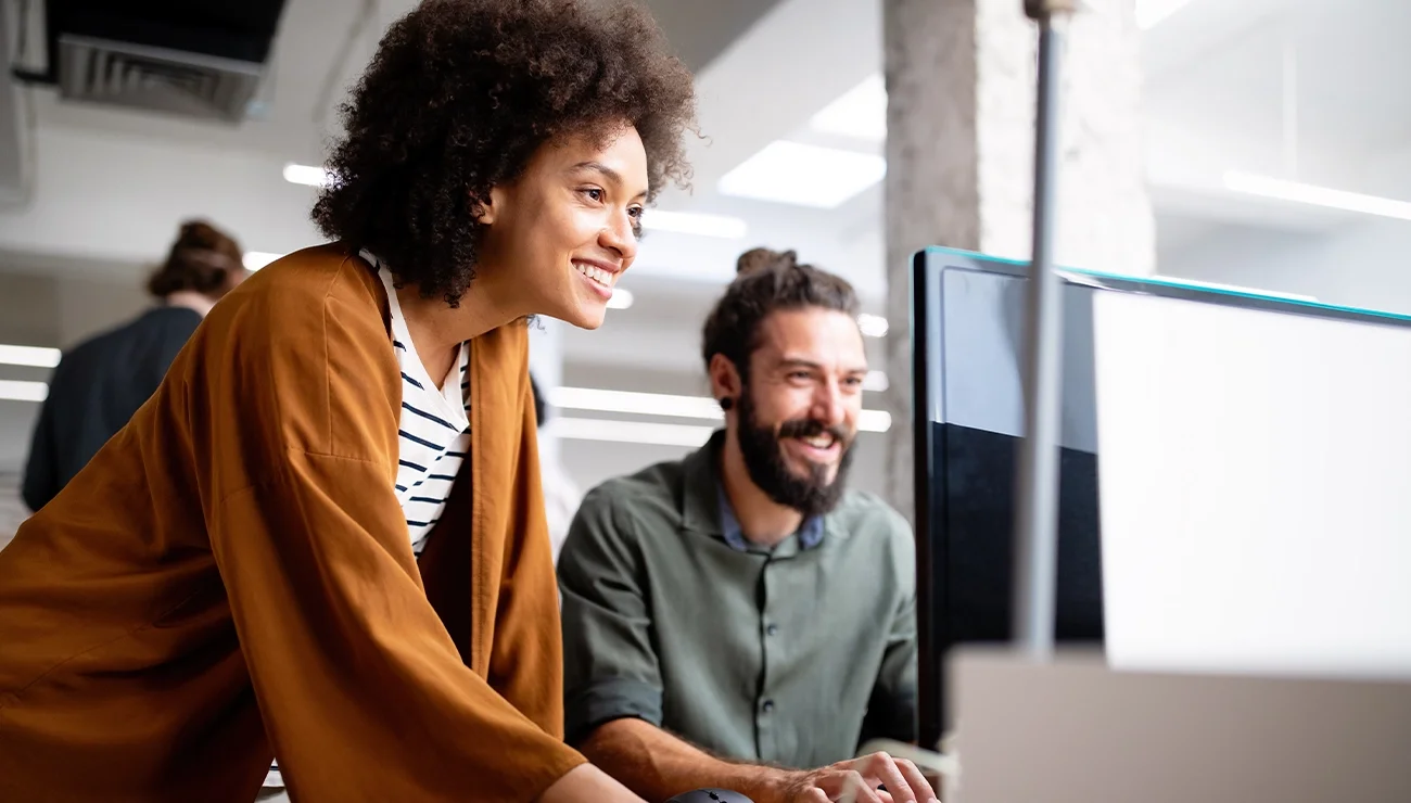 Twee mensen werken op een computer