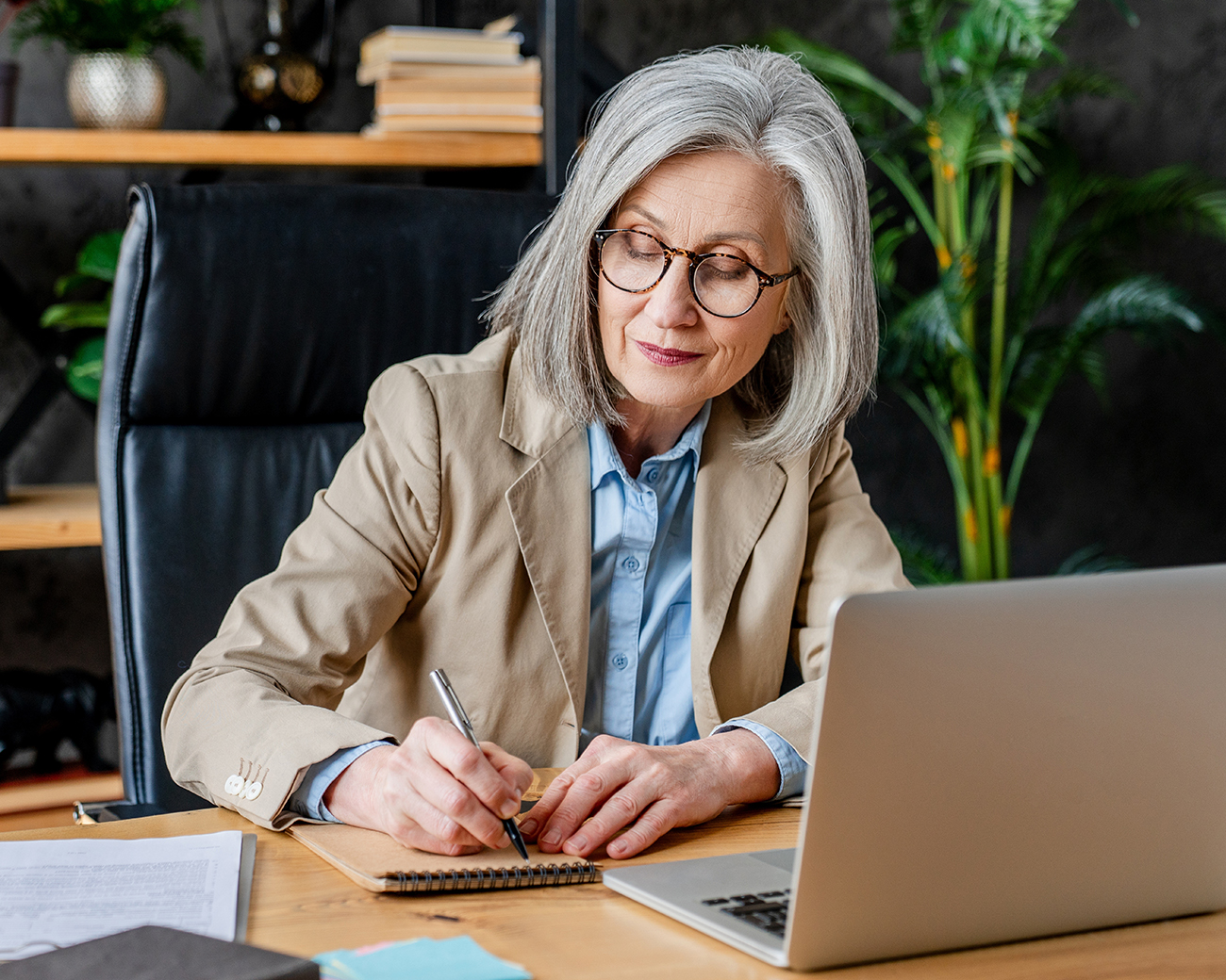 Vergrijzing in Nederland - oudere vrouw achter laptop