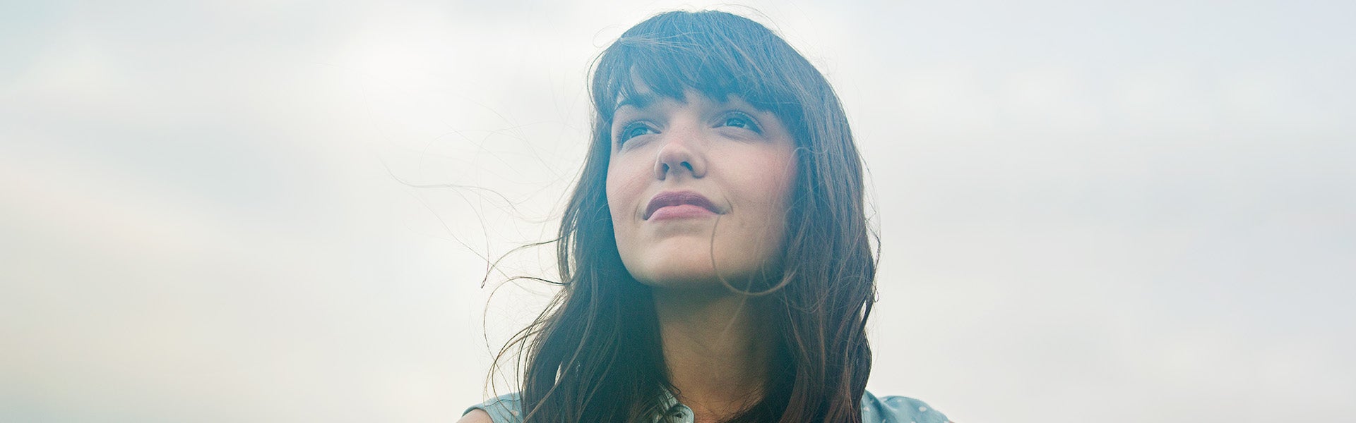 Dame kijkt naar de lucht