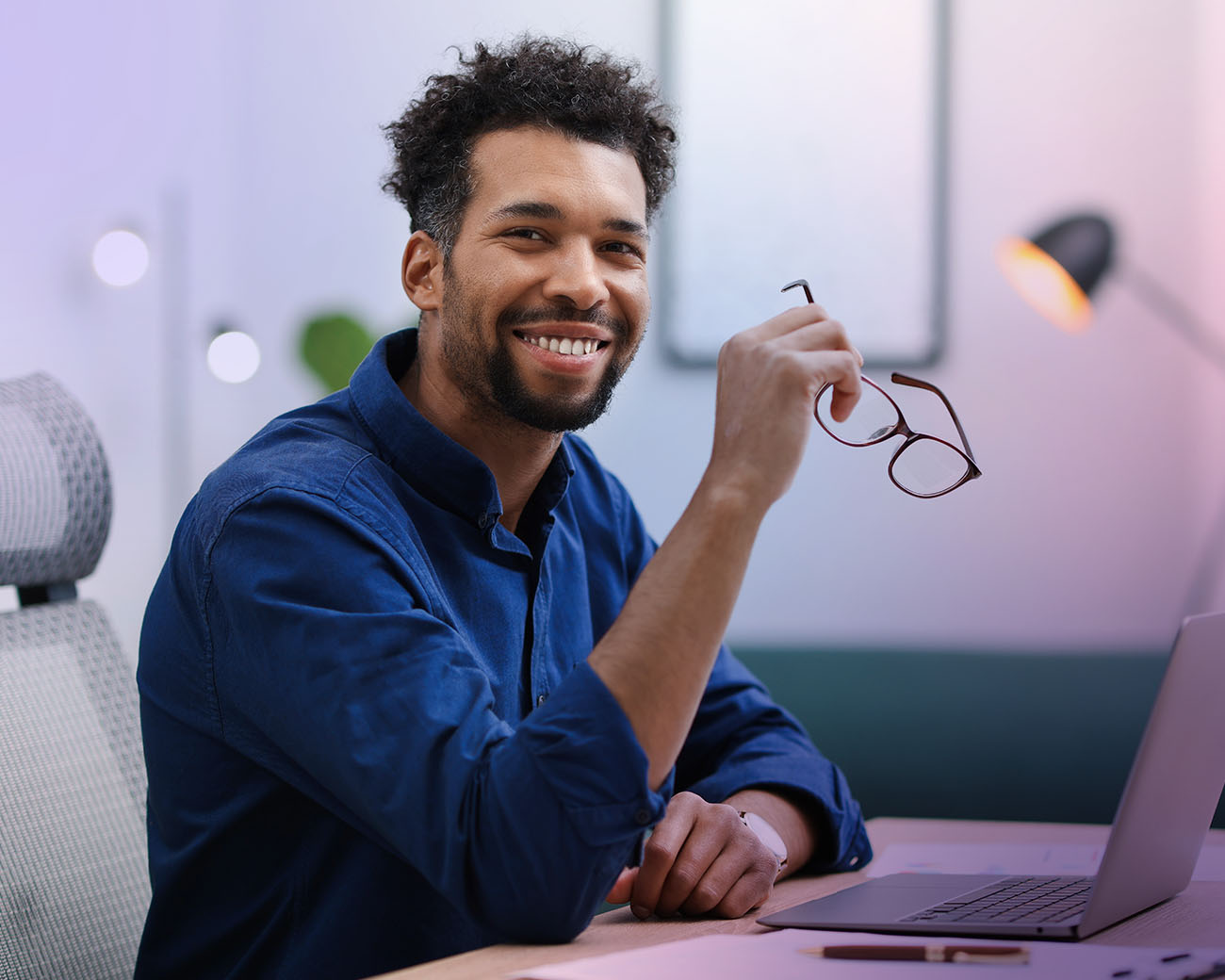 Professional werkt met AI achter laptop
