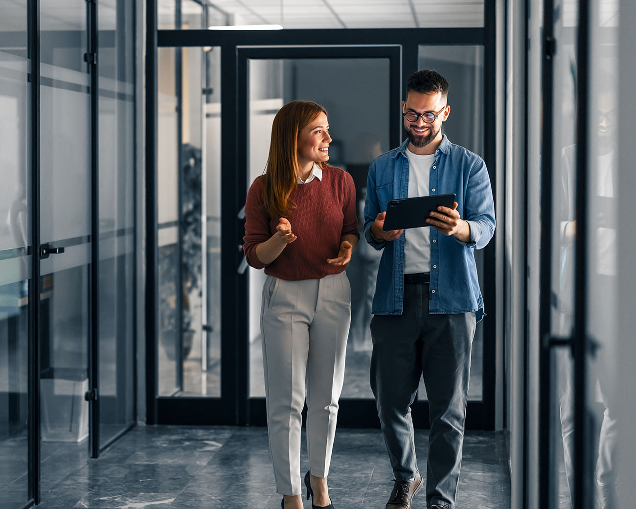Twee collega's overleggen samen