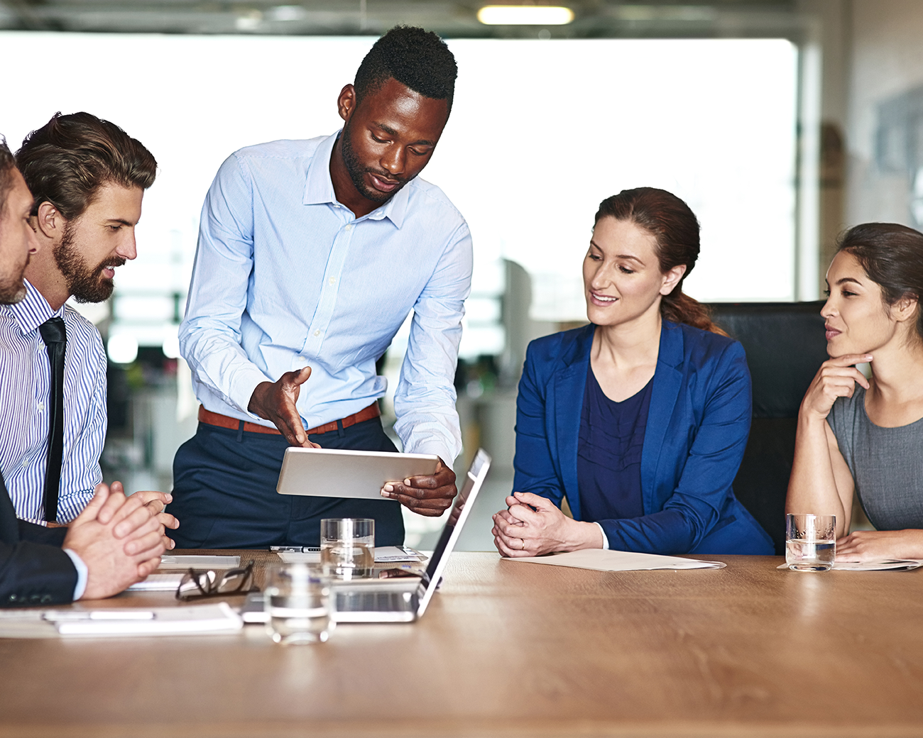 Collega's discussiëren over financiële keuzes.