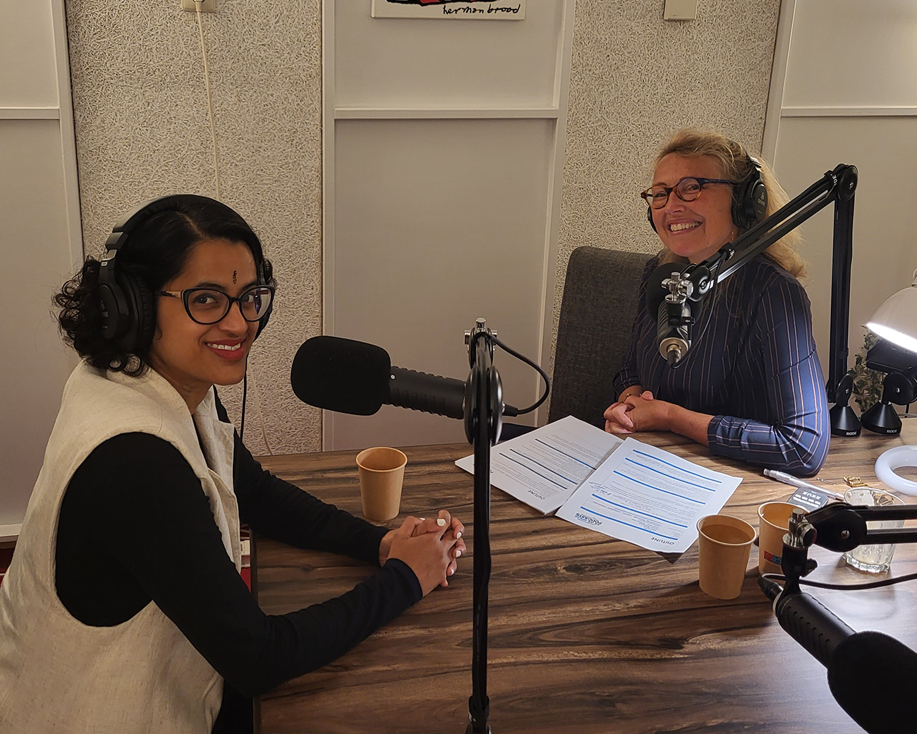 Pravini aan de gesprekstafel voor de podcast