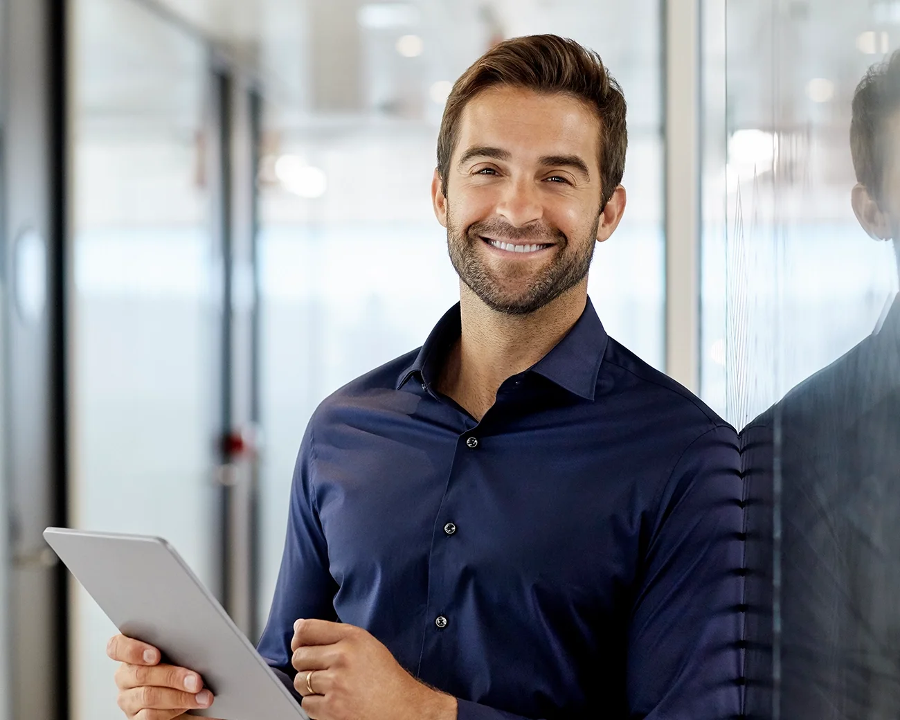 Lachende man met tablet in zijn handen