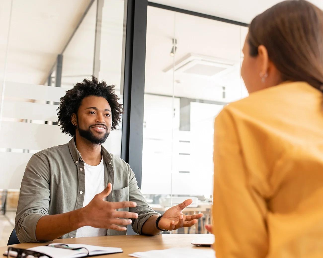 Medewerker in gesprek met leidinggevende