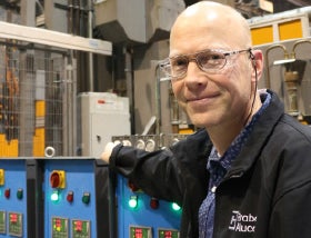 Henk Iedema met machines op de achtergrond