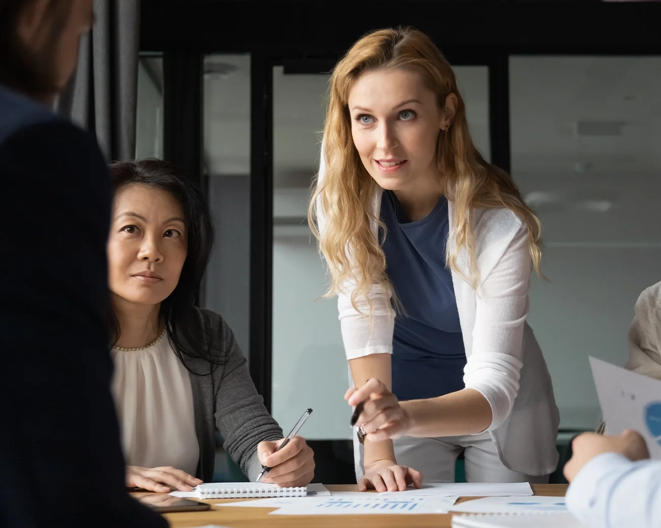 Vrouw maakt aantekeningen tijdens brainstorm