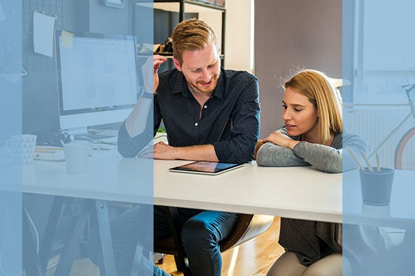 mannelijke en vrouwelijke collega in overleg
