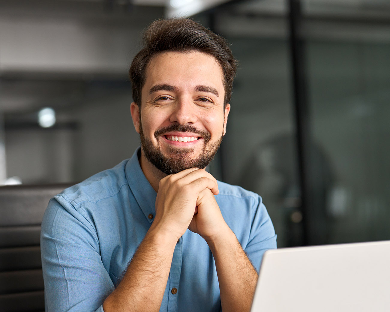 Professional zit achter laptop