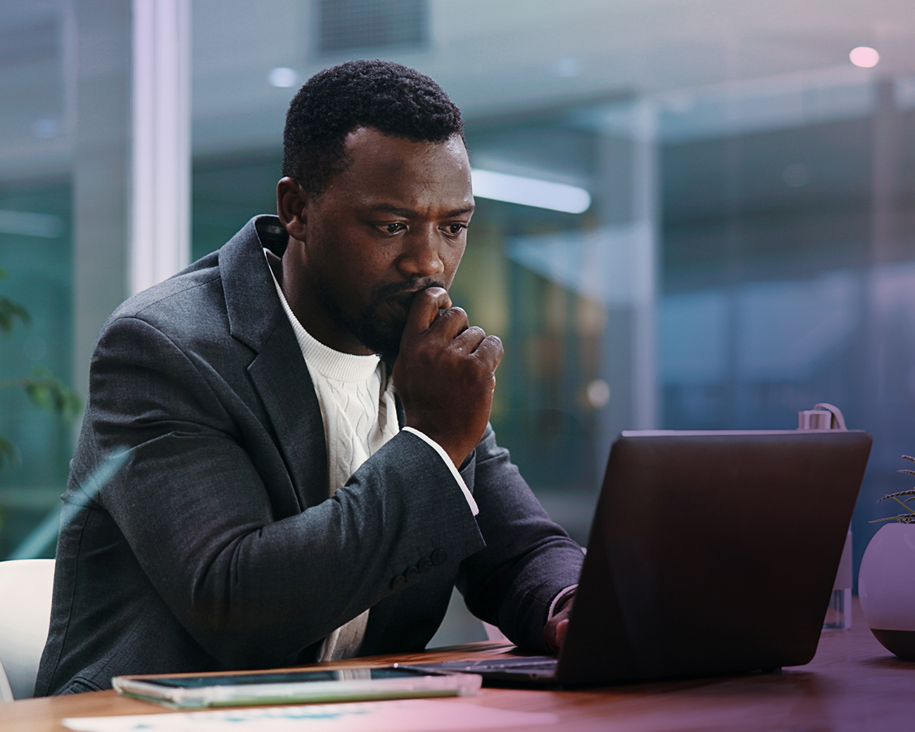Man werkt geconcentreerd achter laptop
