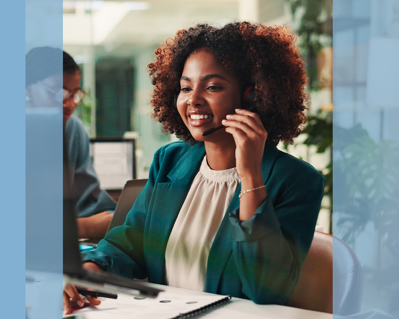 Supportprofessional aan de telefoon op kantoor