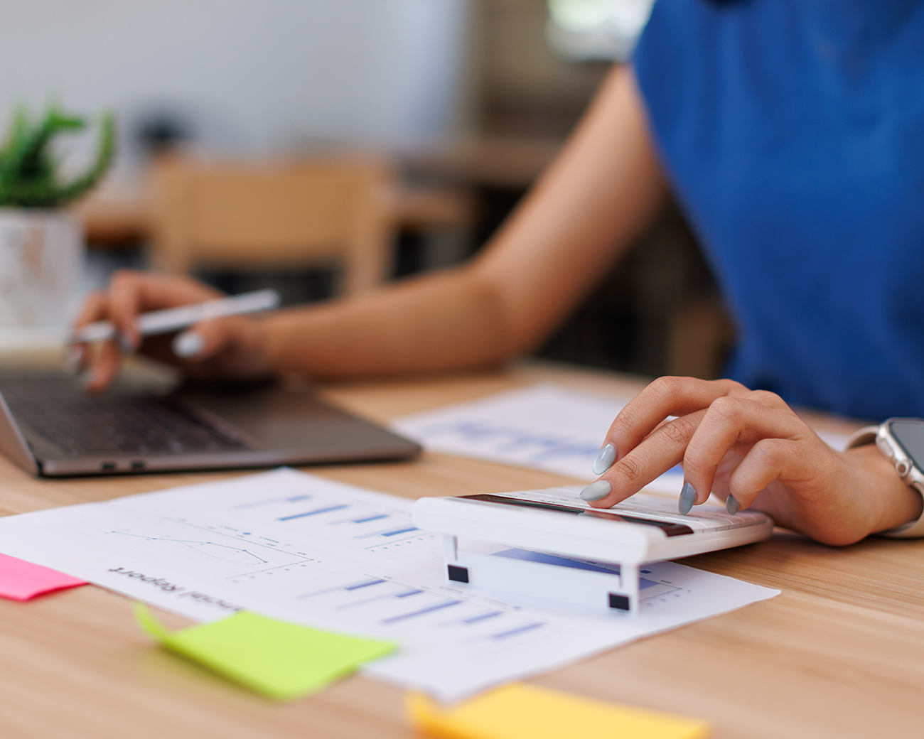 Vrouw gebruikt rekenmachine