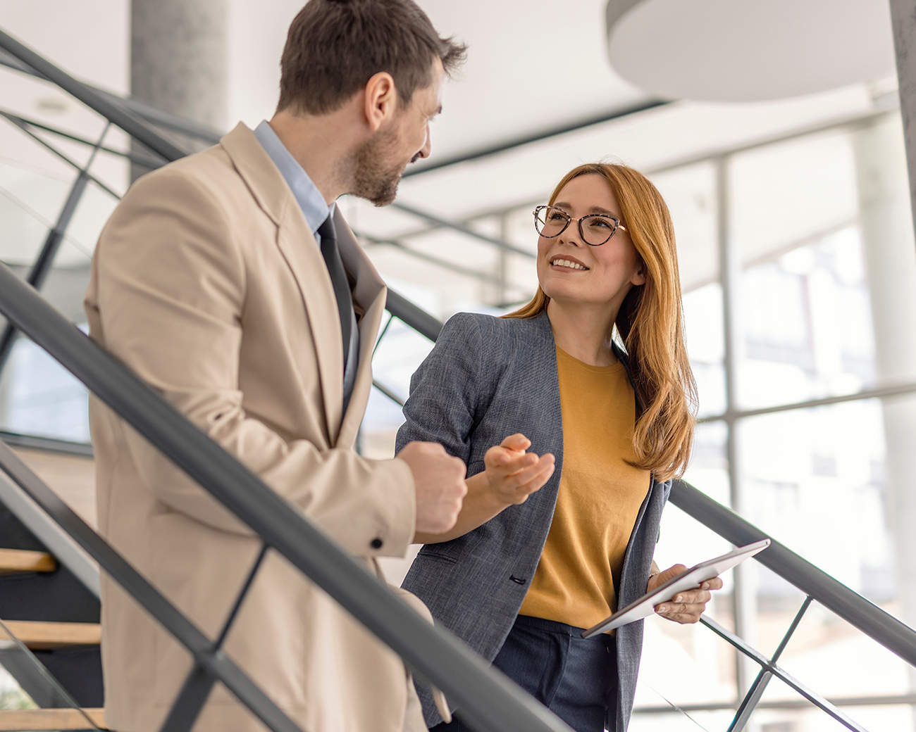 Professionals in gesprek op kantoor