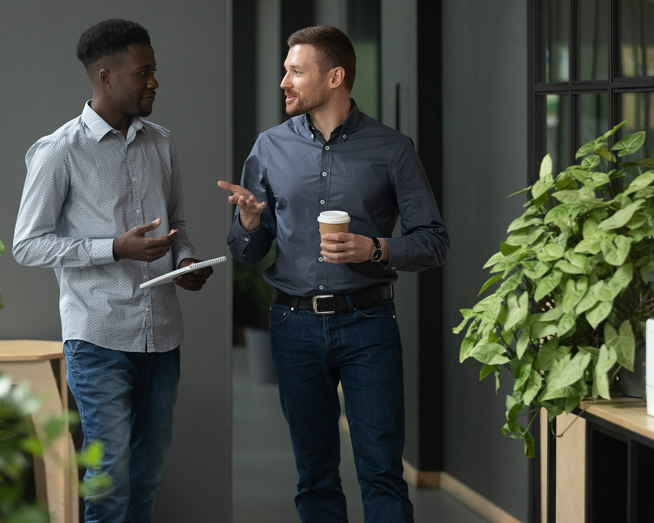Twee mannen praten op kantoor