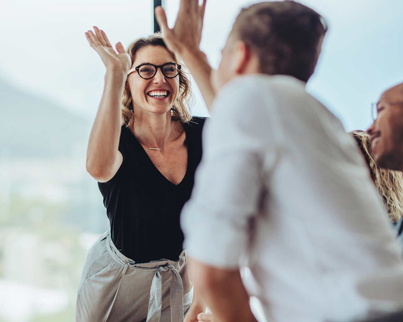 2 blije personen die een high-five geven
