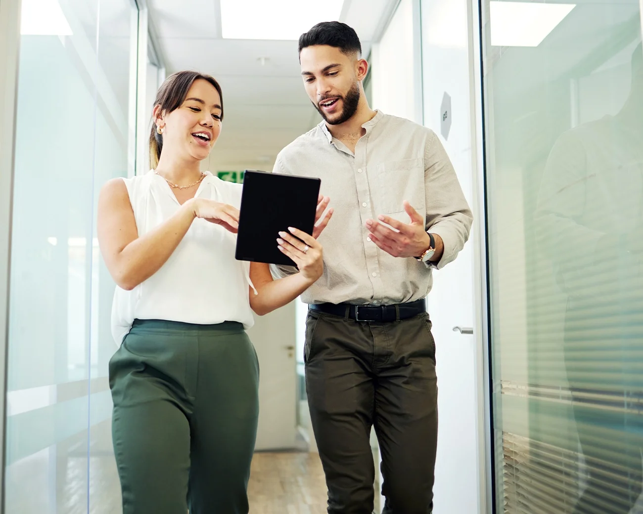 Man en vrouw bespreken resultaten in kantooromgeving