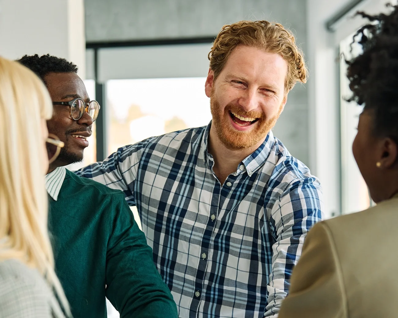 Professionals in gesprek op kantoor