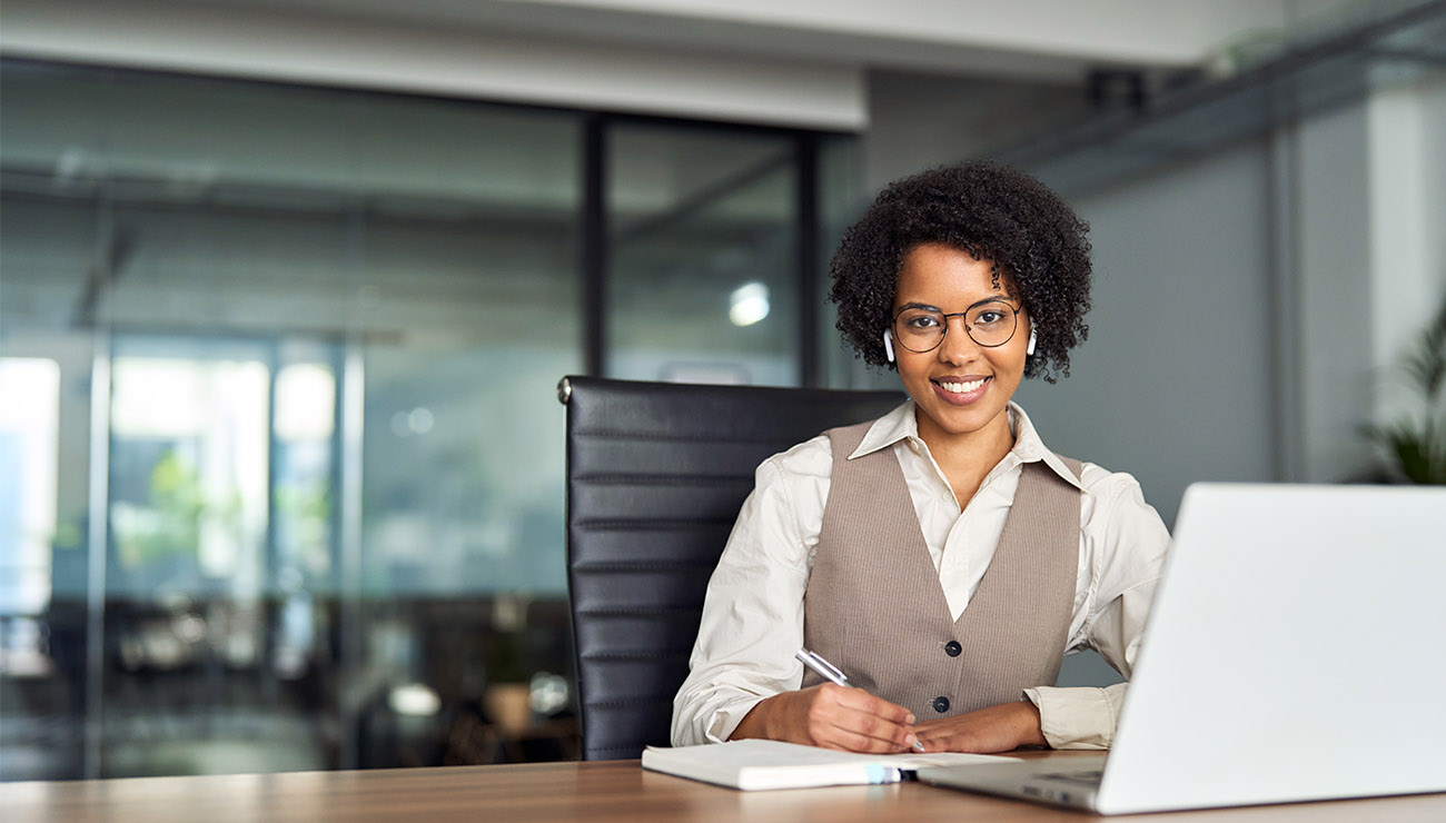 Een vrolijke management assistent