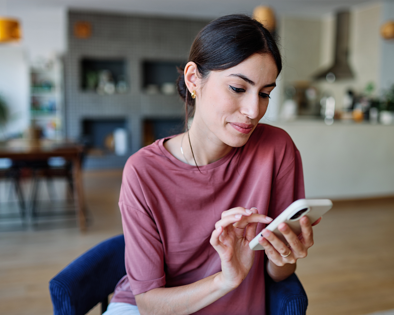 Vrouw kijkt op mobiele telefoon 