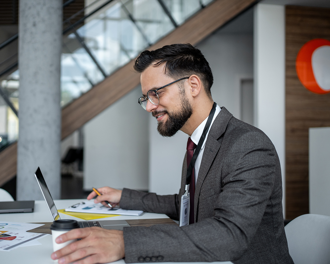 Professional werkzaam achter laptop in kantooromgeving