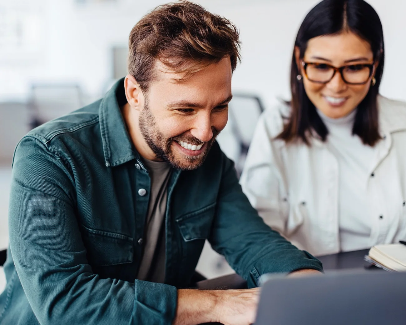 Man en vrouw achter laptop