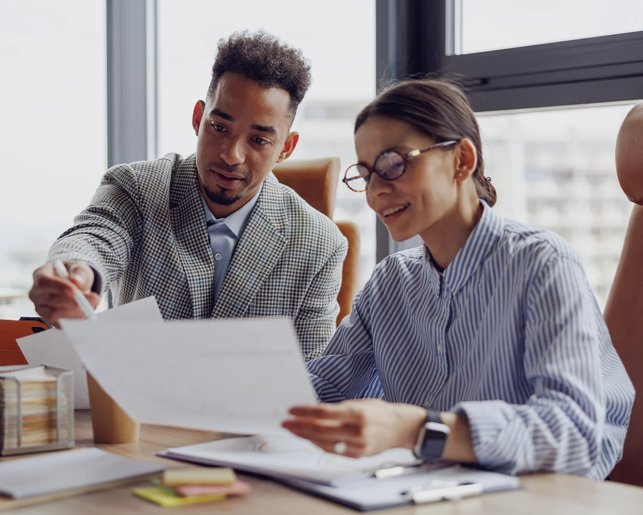 Professionals kijken naar papieren