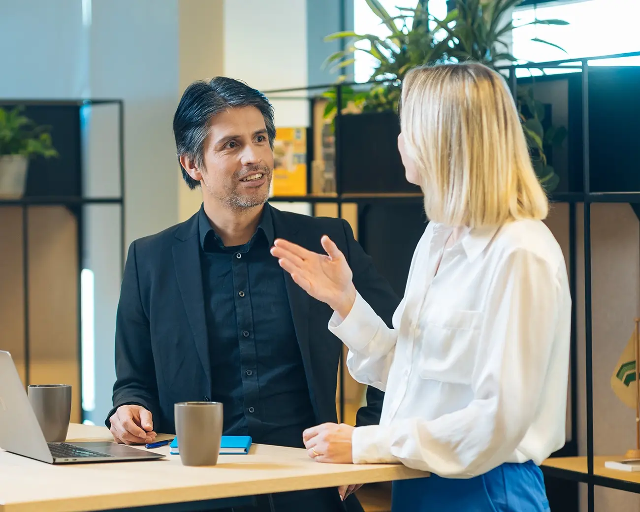 Man en vrouw in gesprek