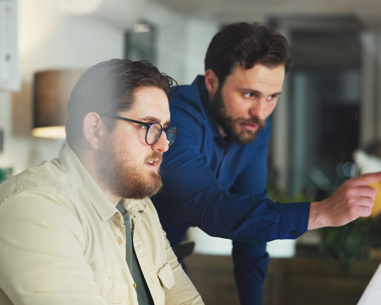 Professional coacht andere professional in kantooromgeving