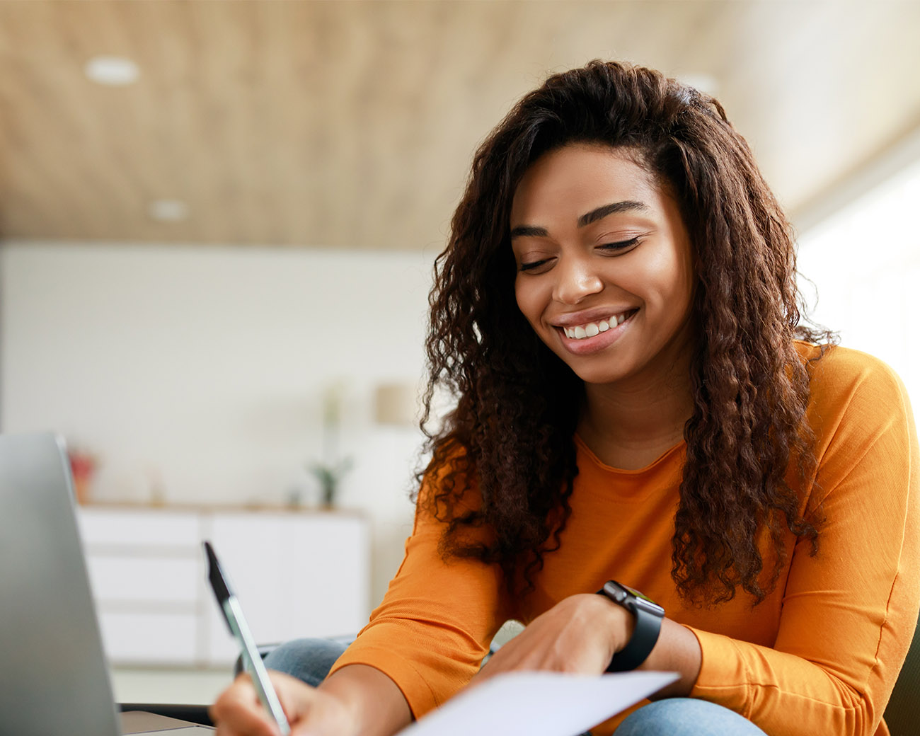 Vrouw maakt aantekeningen in notitieblok