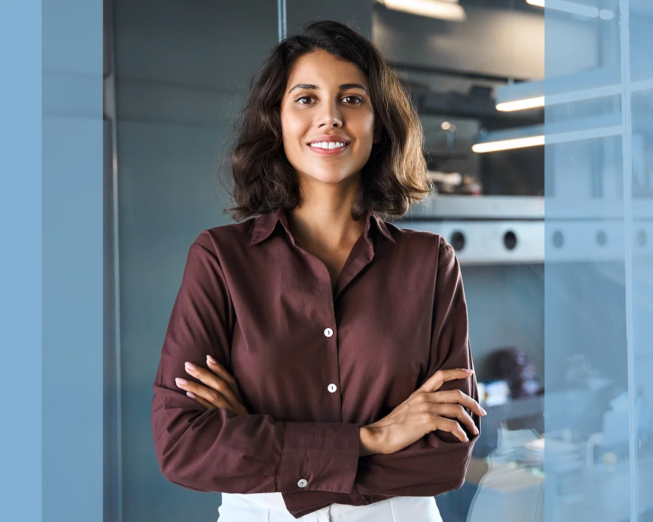 Supportprofessional lacht met over elkaar geslagen armen