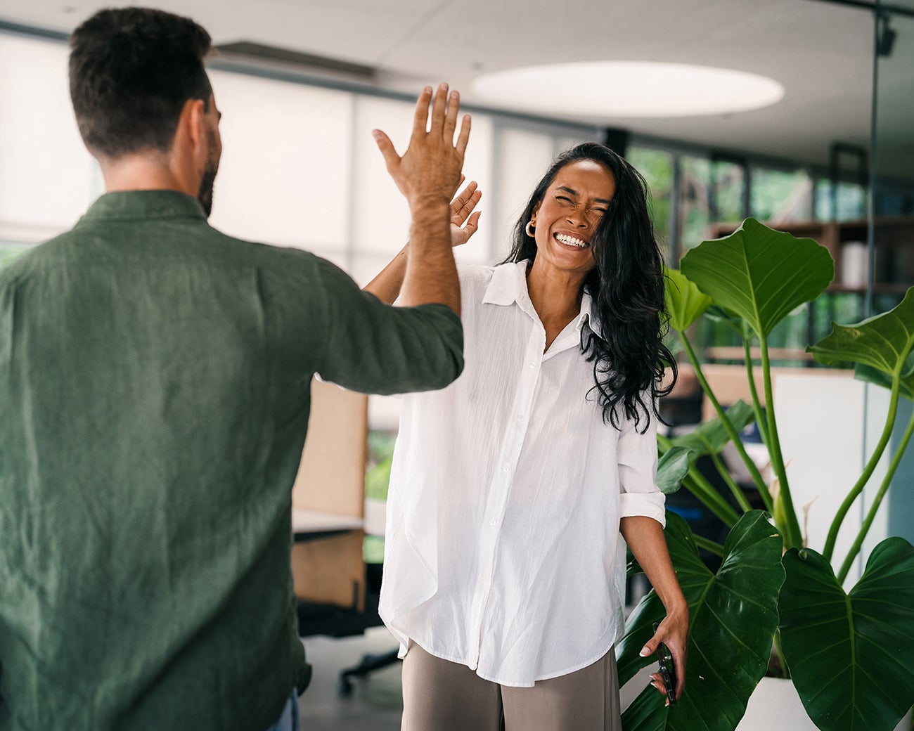 Kantoor mensen die high five geven