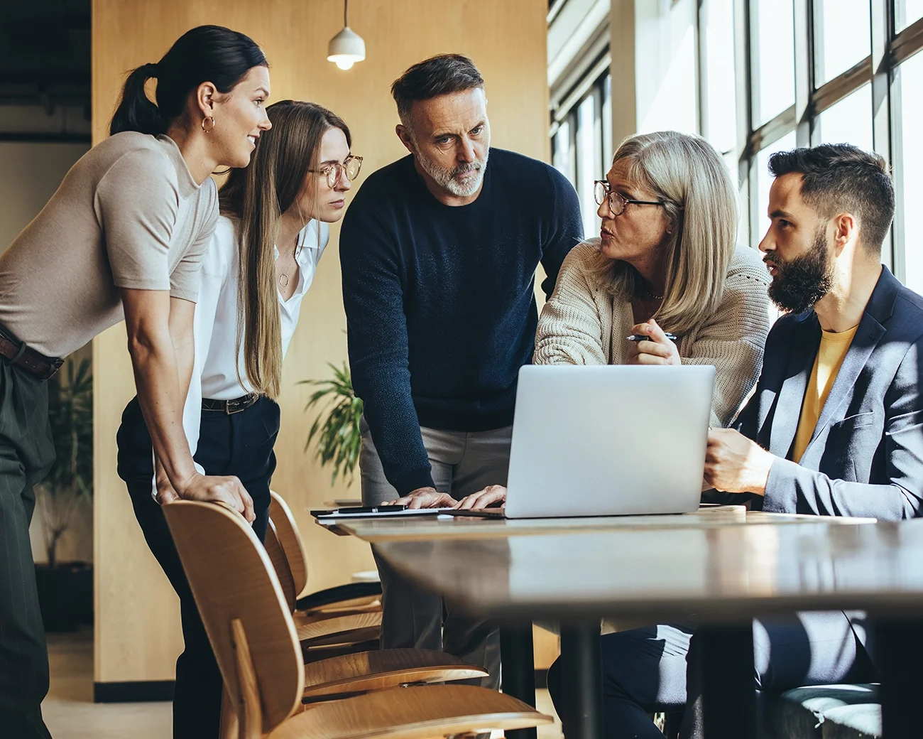 Groep in overleg bij laptop