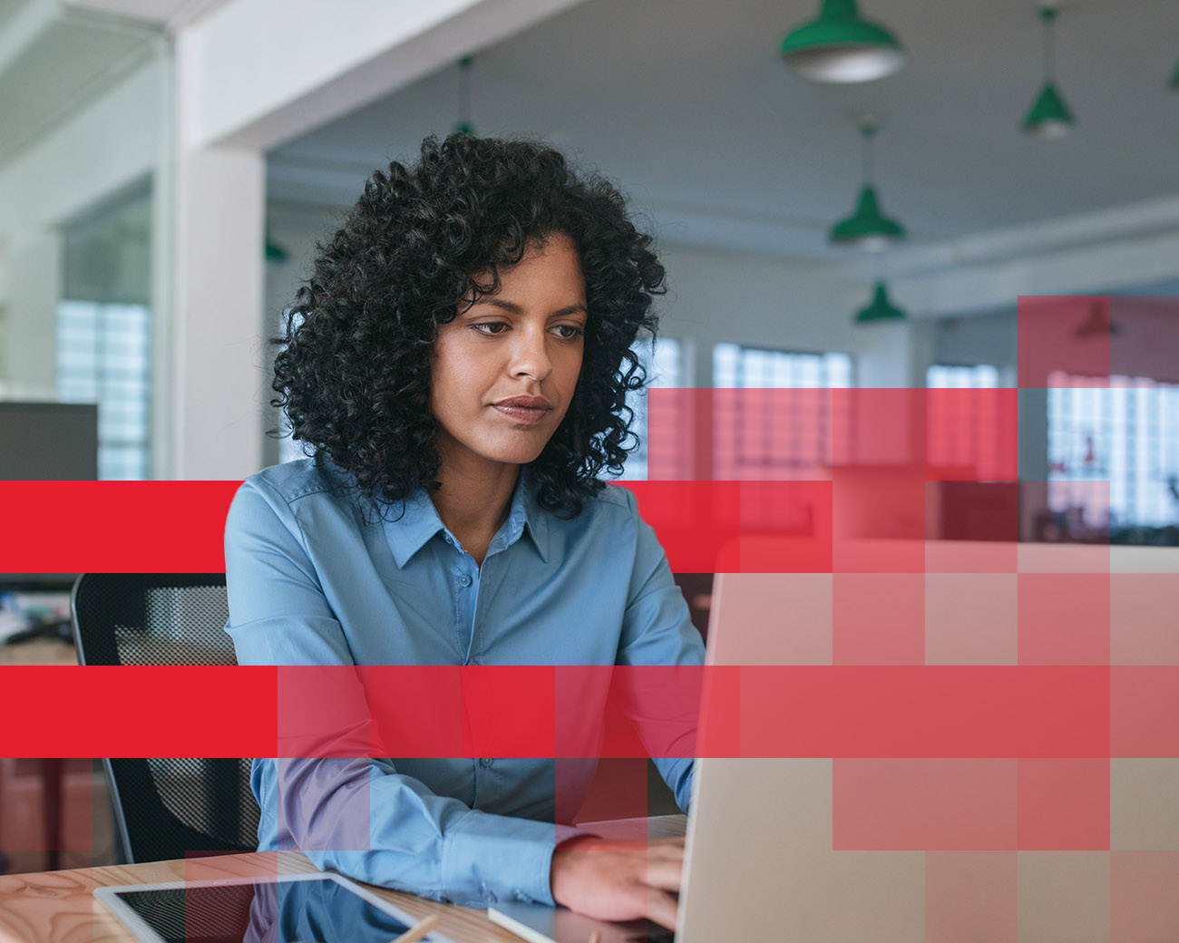 Vrouw kijkt naar laptop