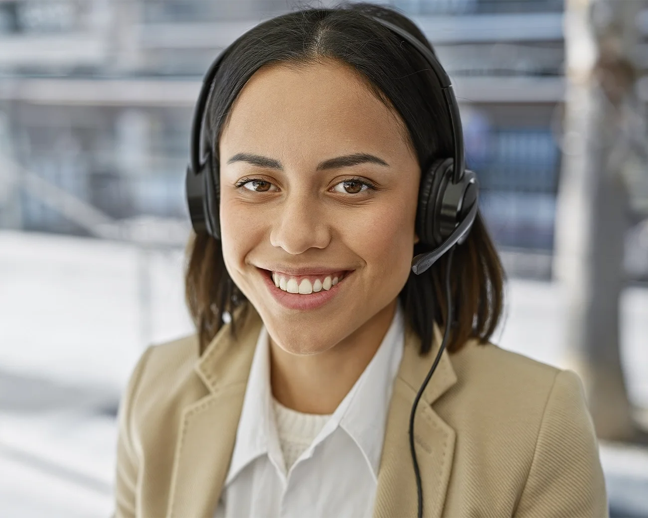Vrouw met koptelefoon met microfoon om te bellen