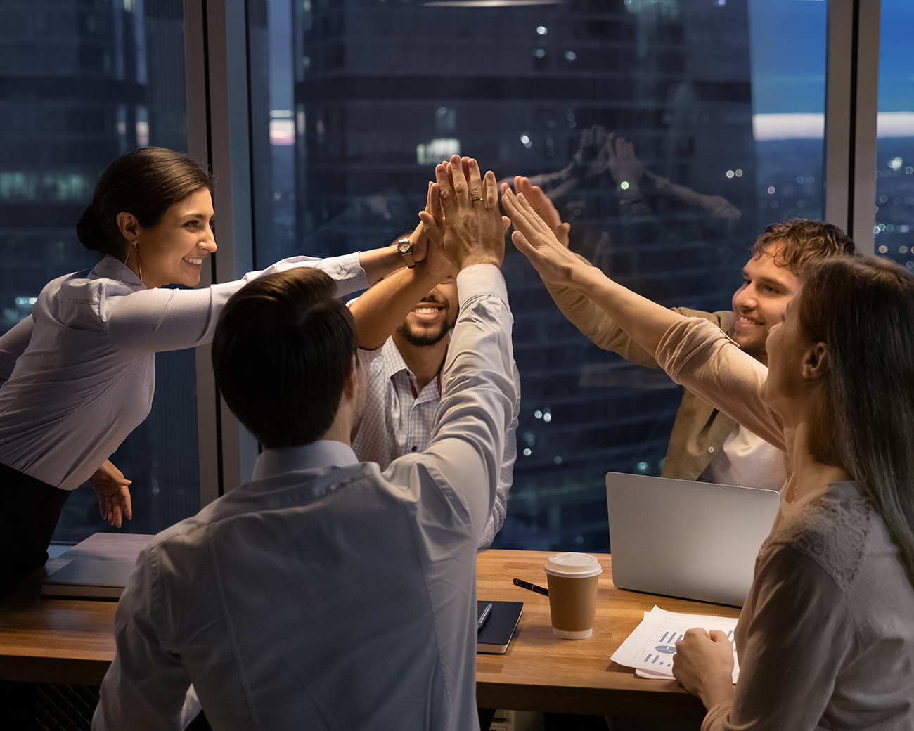 Manager en team vieren een succes.