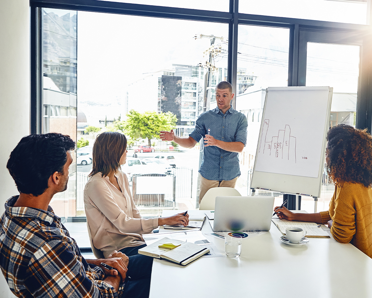 Financial professionals tijdens presentatie teamoverleg