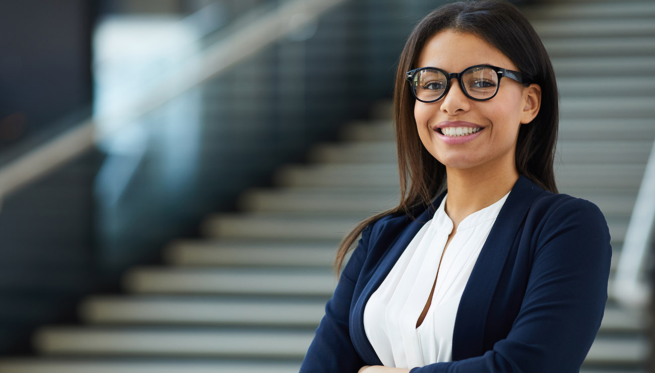 Een vrolijke management assistent