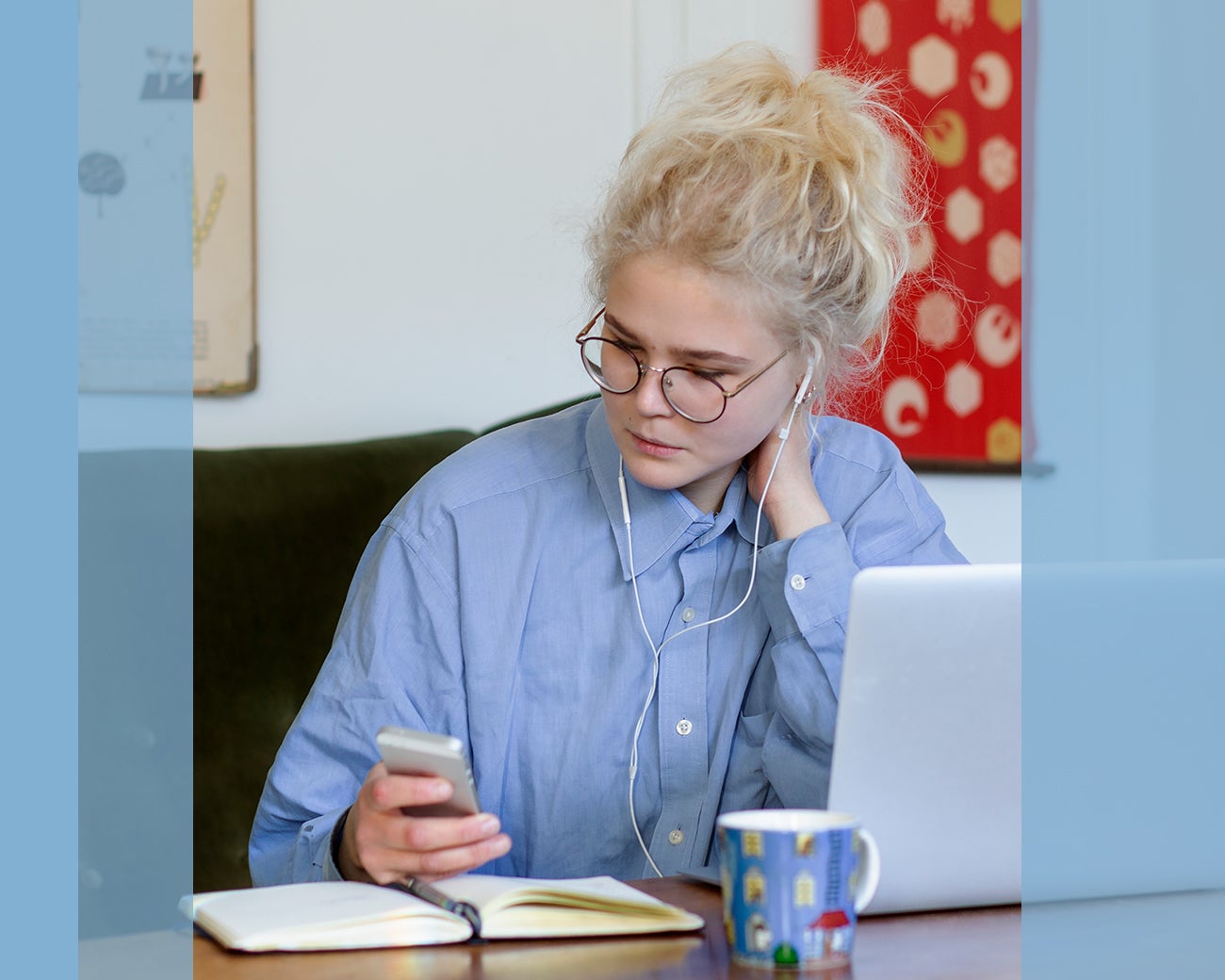 Supportprofessional werkend achter laptop en telefoon