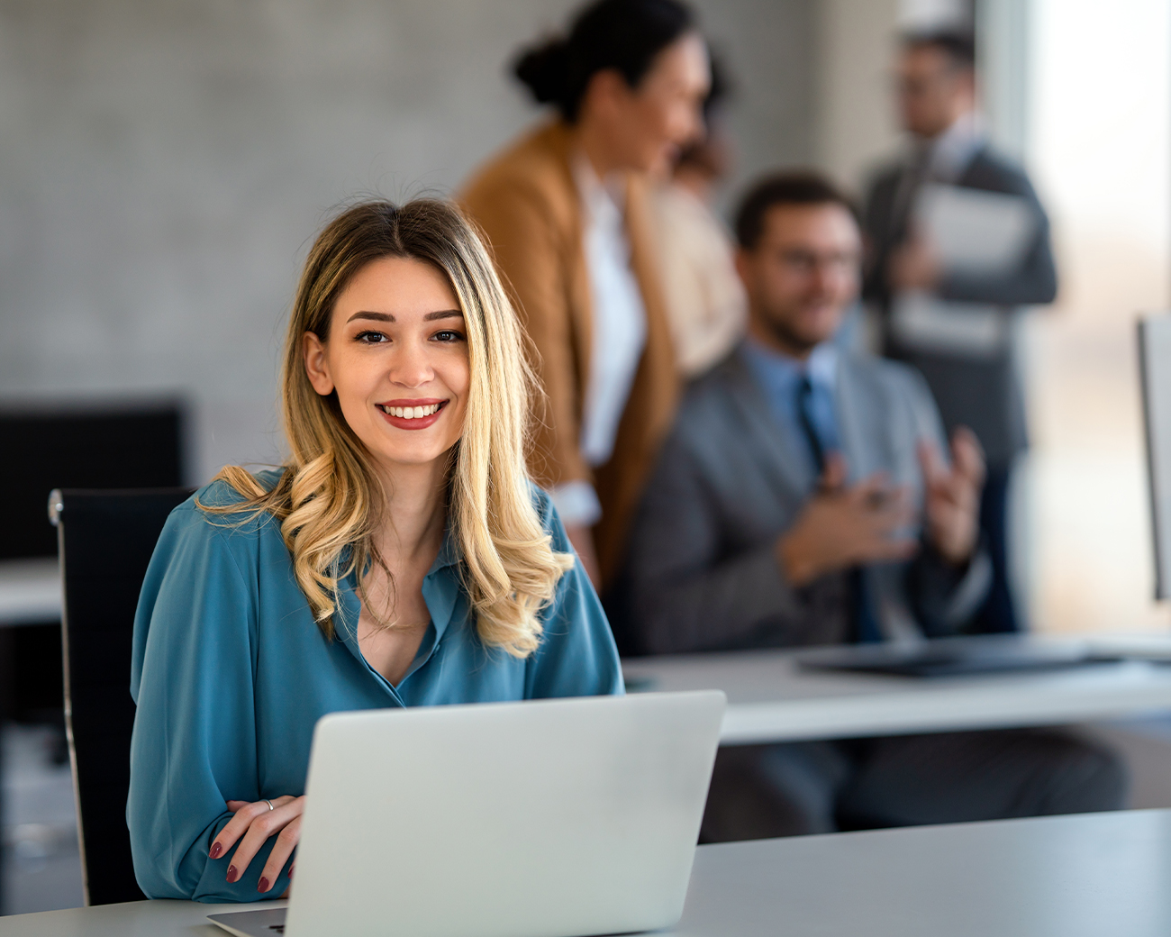 Professional in kantooromgeving achter laptop