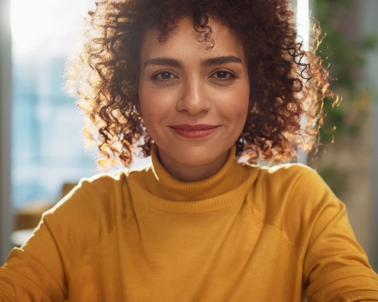 Overheidsmanager zit en kijkt in de camera