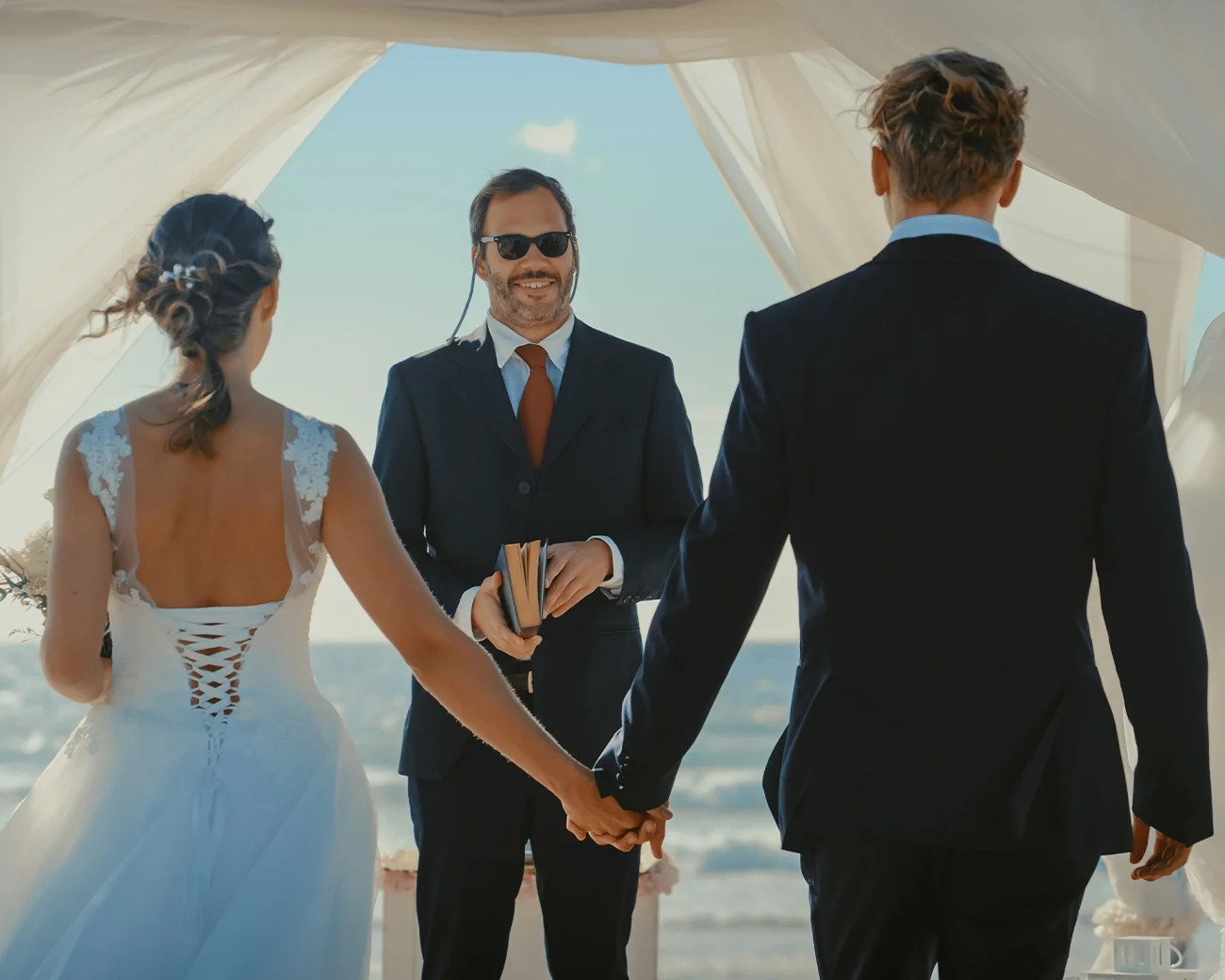 Buitengewoon ambtenaar van de burgerlijke stand tegenover een bruidspaar