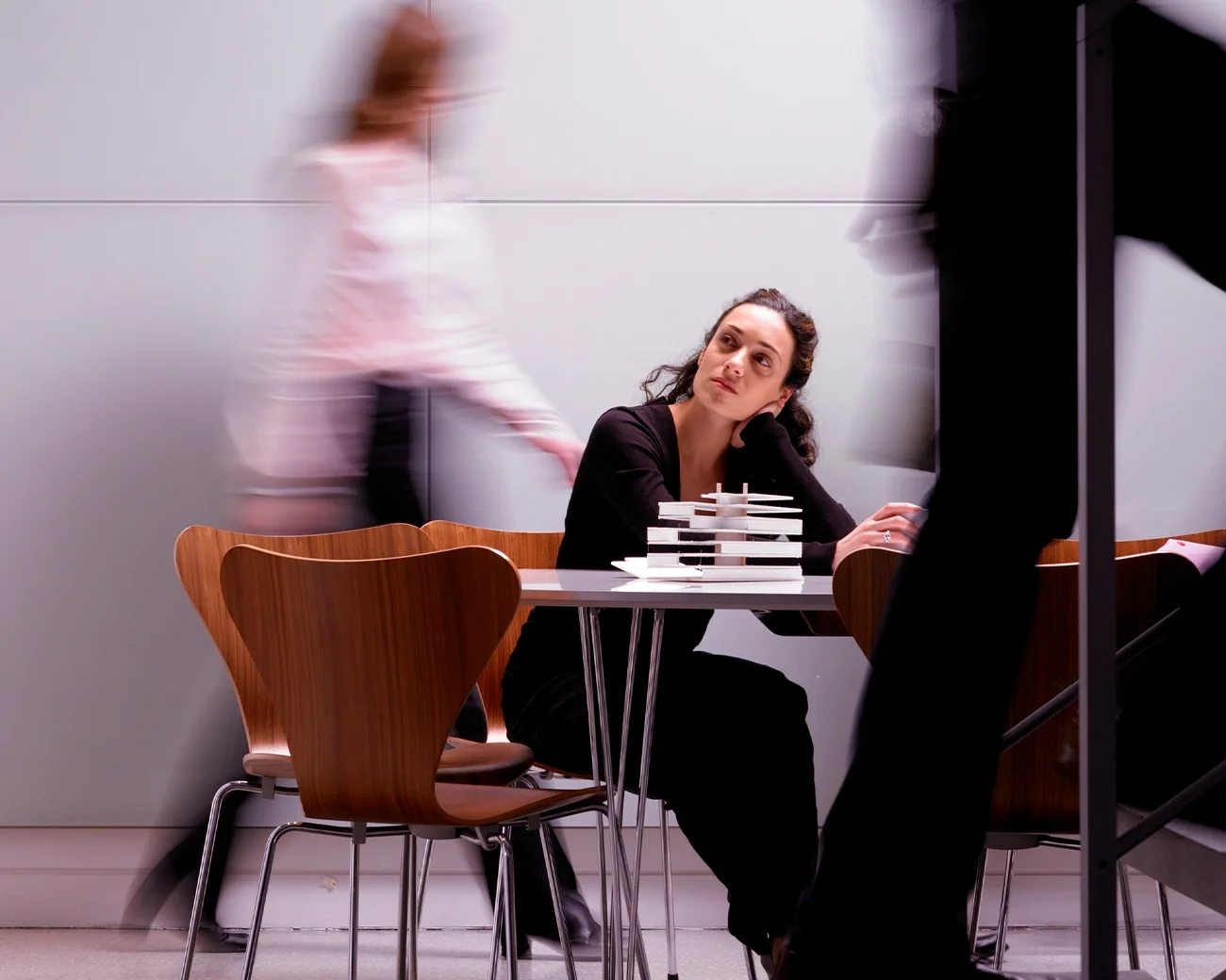 Vrouw denkt na terwijl anderen om haar heen bewegen