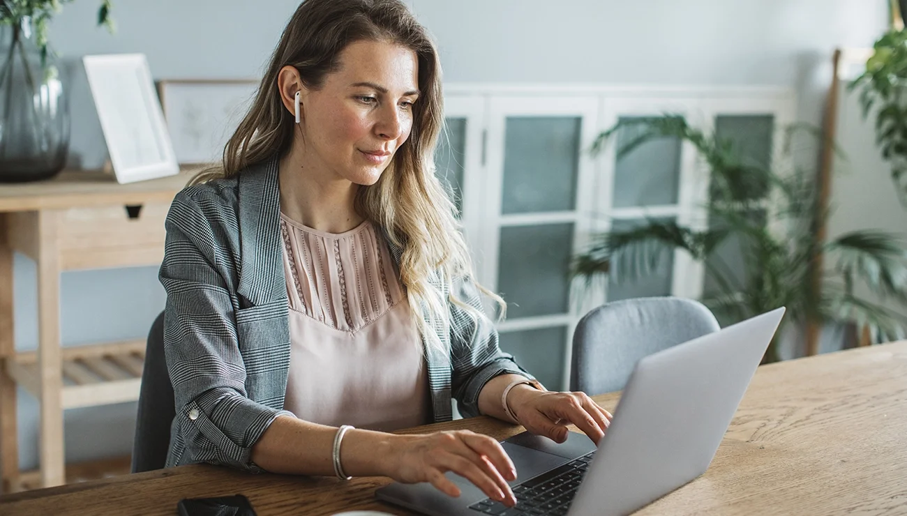 vrouw achter laptop