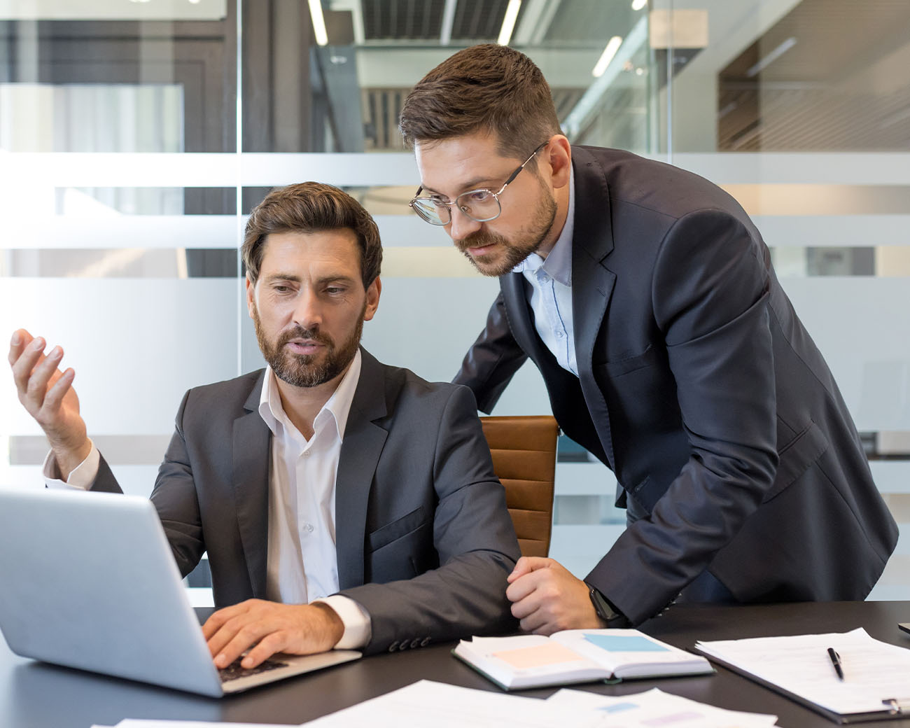 Twee collega's achter laptop bespreken wijzigingen in het arbeidsrecht