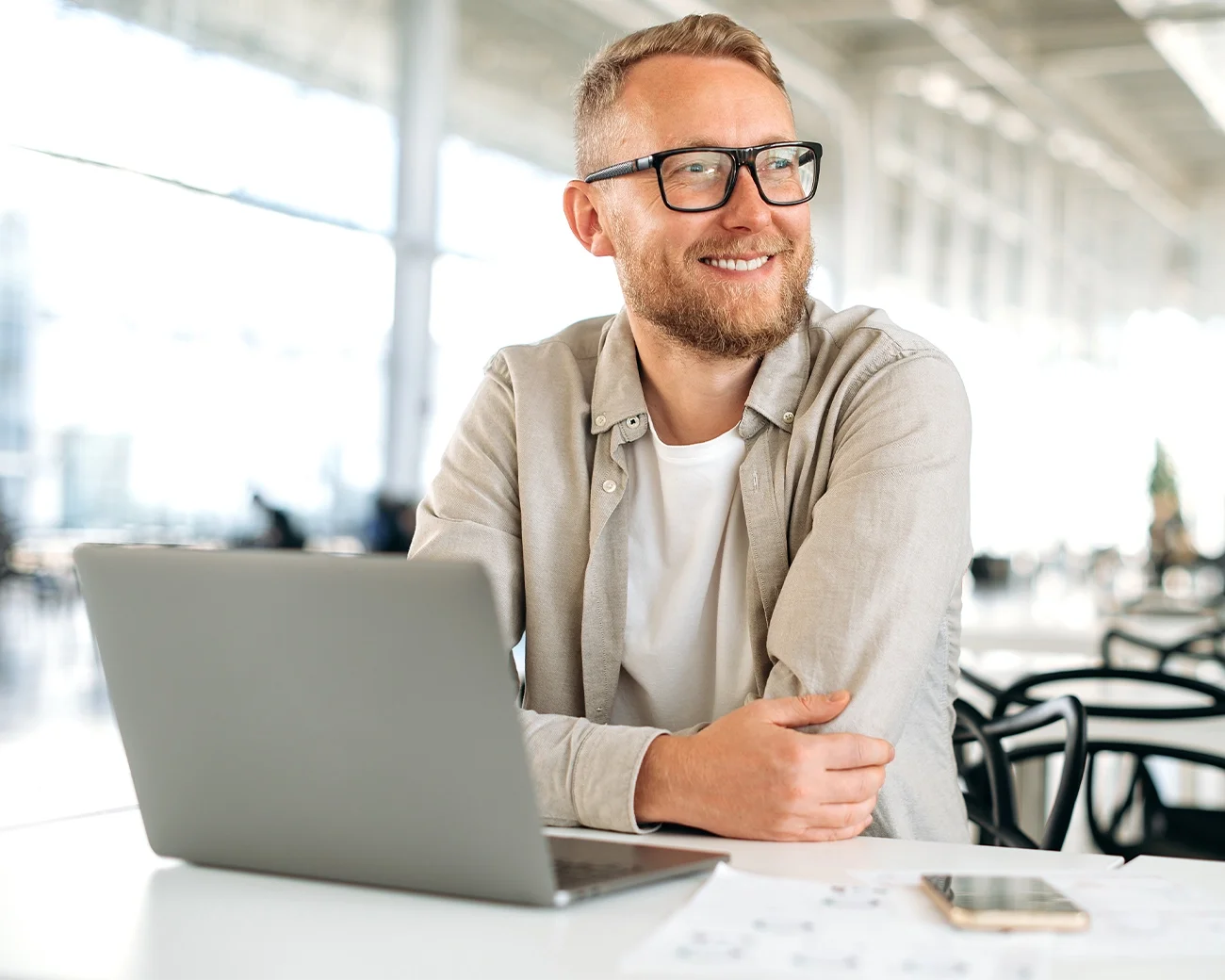 Man met bril achter laptop